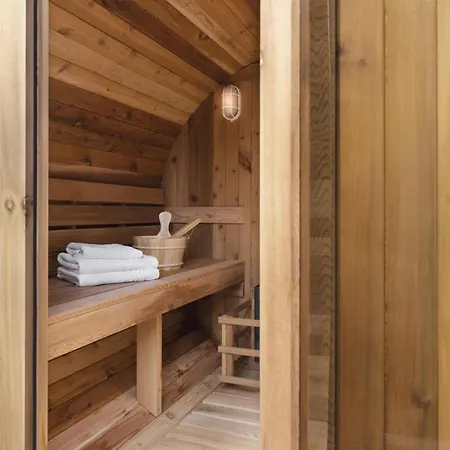 Woodlands Family Retreat With Hot Tub And Sauna Holiday home