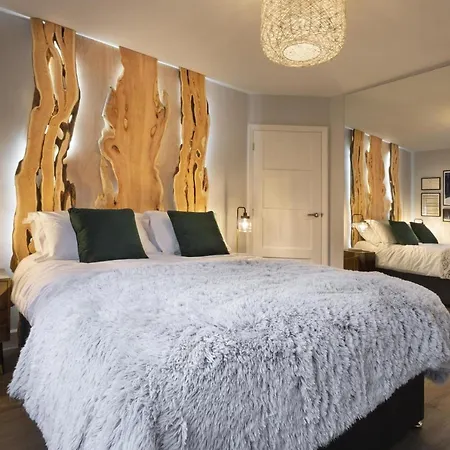 Woodlands Family Retreat With Hot Tub And Sauna Holiday home