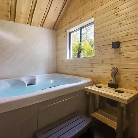 Woodlands Family Retreat With Hot Tub And Sauna *
