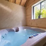 Woodlands Family Retreat With Hot Tub And Sauna - Ridgestone